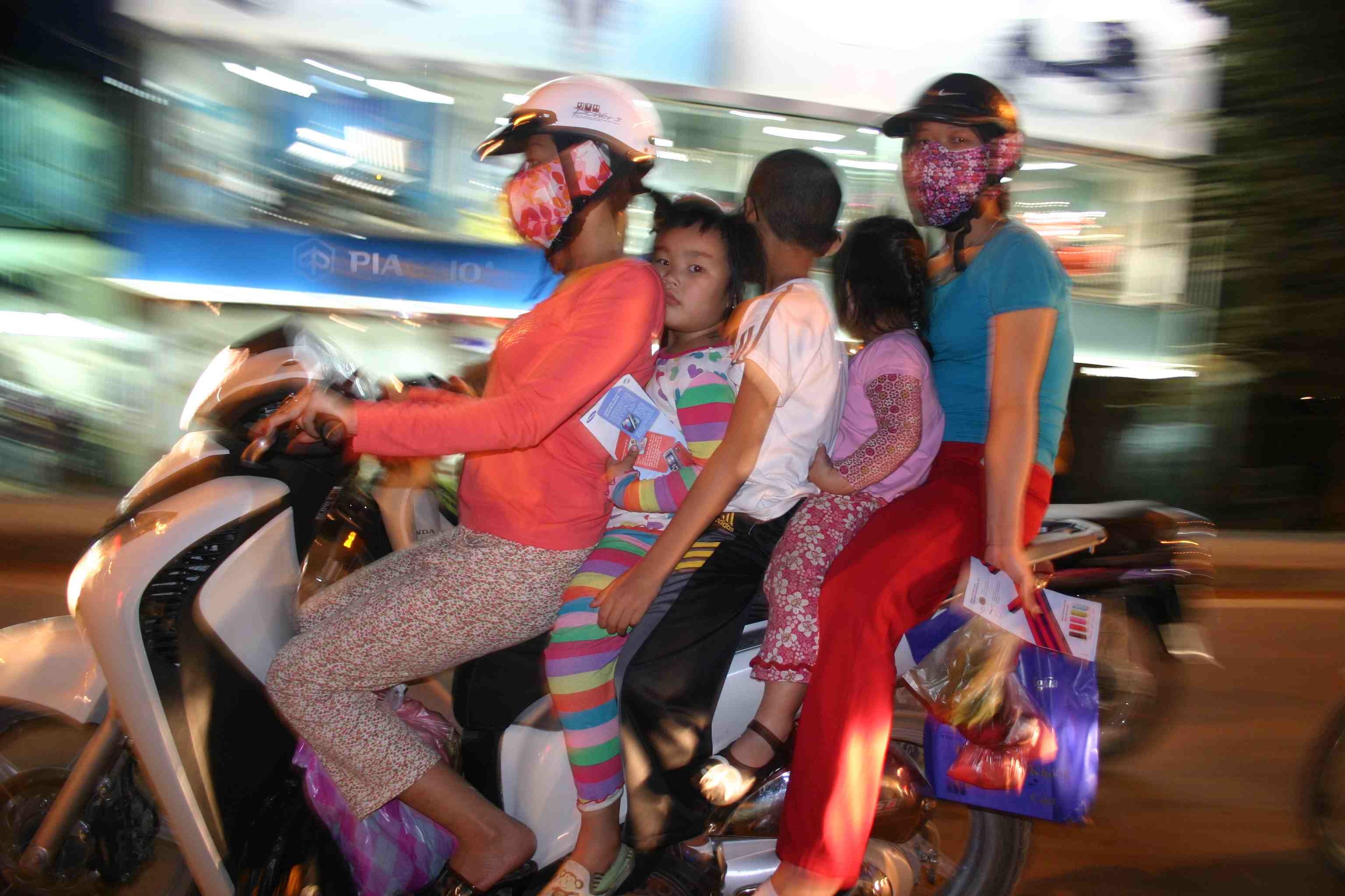 Vietnam: Familie in Hanoi am Rande der Altstadt auf Moped