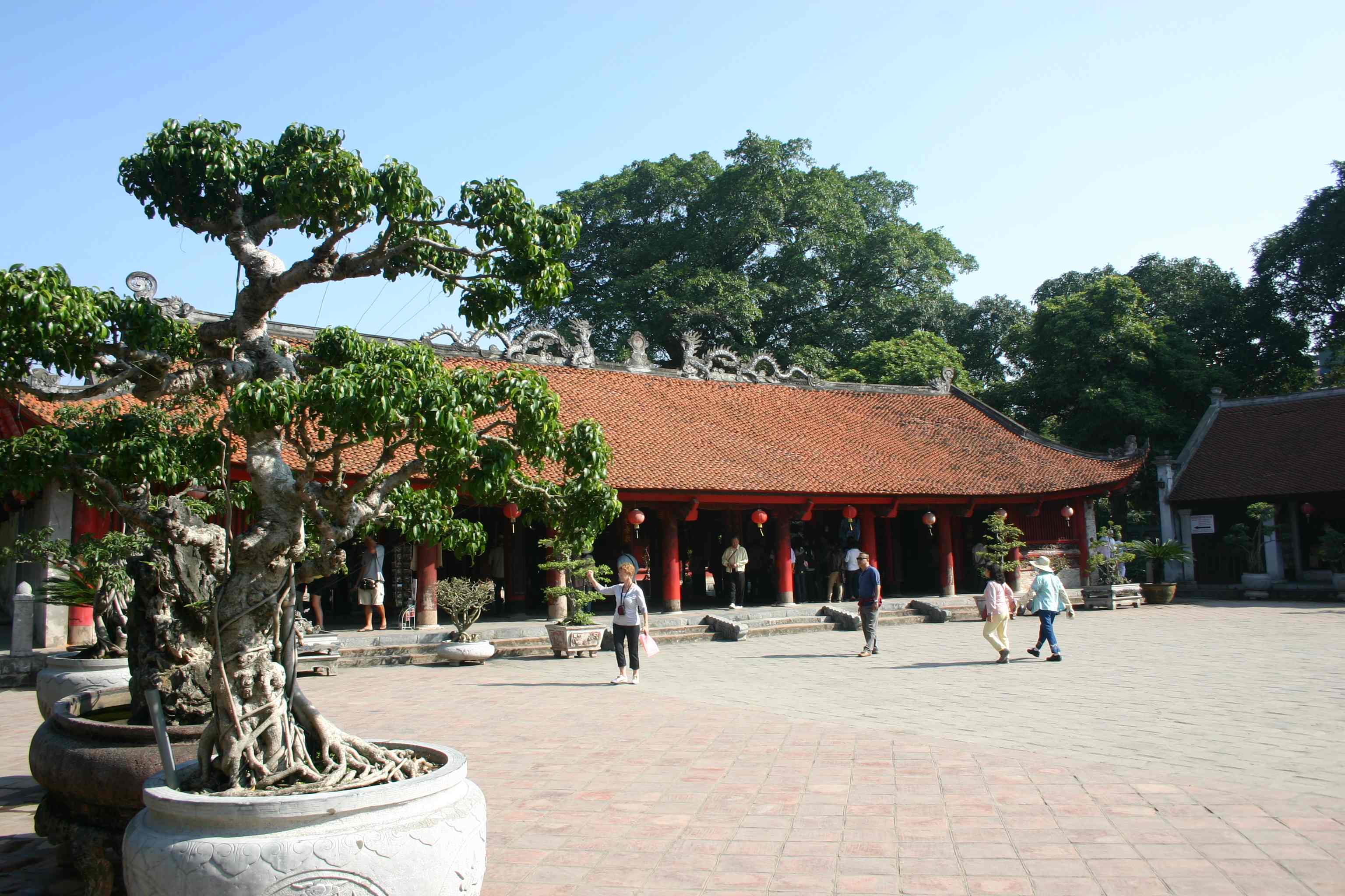 Literaturtempel Hanoi, eines der Gebäude mit Bonsai im Hof