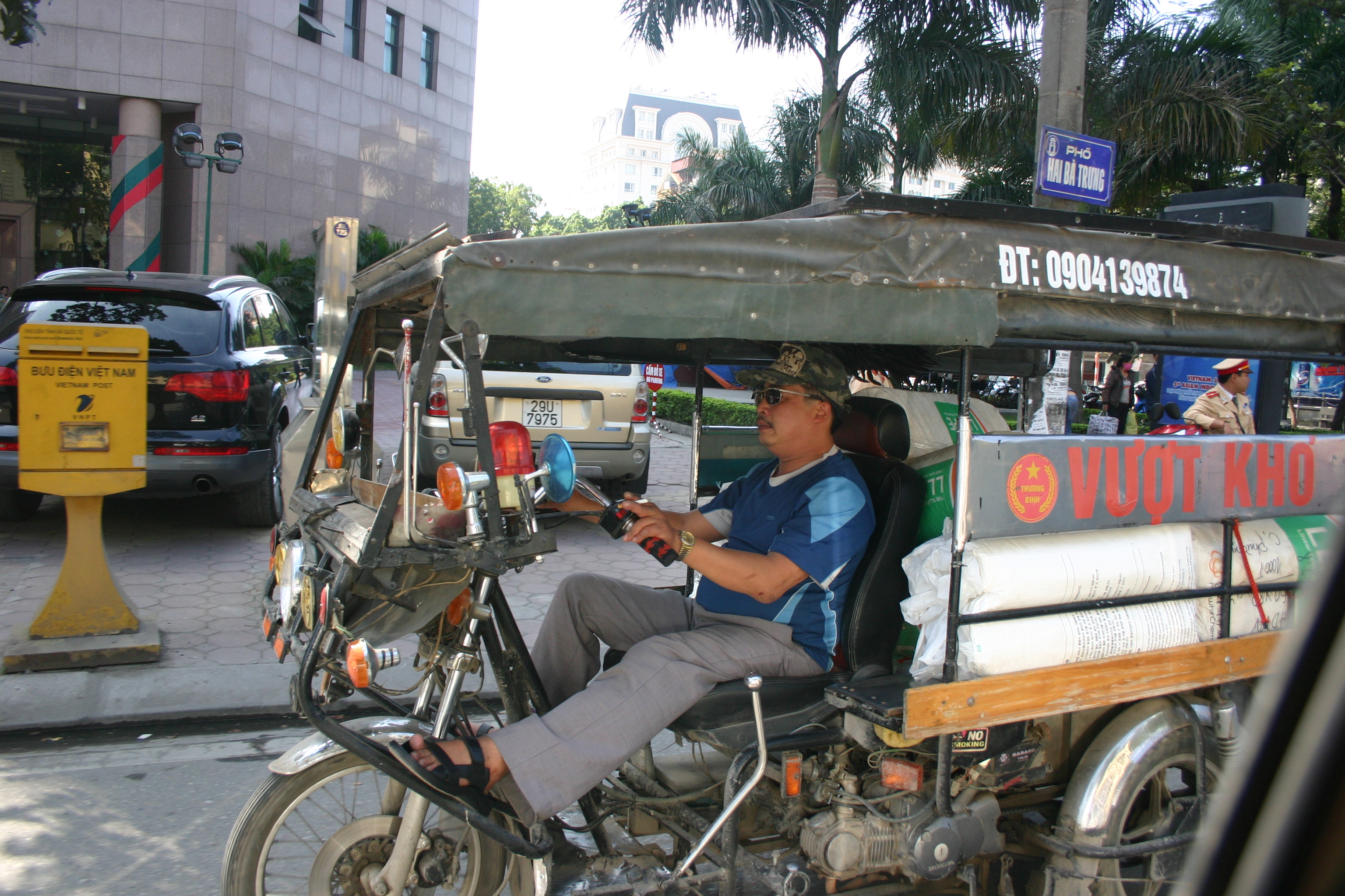Transporter auf zwei Rädern, in Hanoi strampelt eine Fahrer in die Pedale seines Transportfahrrads