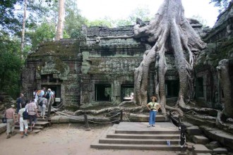 Angkor-Ta Prohm: Chinesische Touristin posiert vor dem Dschungel-Tempel in Siem Reap