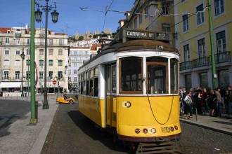 Baixio, die neue Altstadt, erschaffen von pombal, hier die moderne Carreira#12, Straßenbahn im Hintergrund Blick zur festung von Lissabon, Foto: Niedermeier