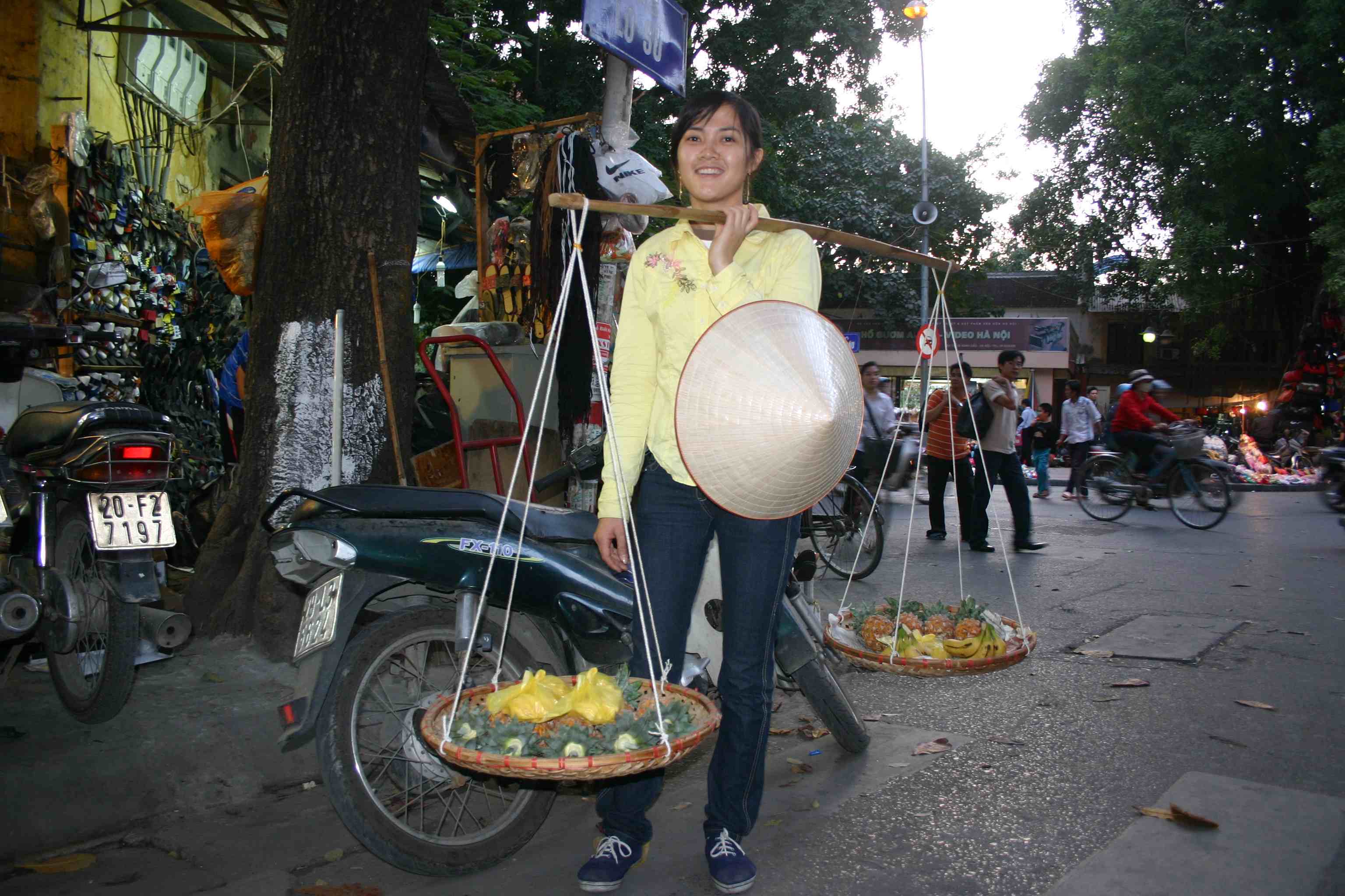 Obstverkäuferin Van ist wegen den Neujahrsvorbereitungen in Hanoi