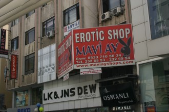 Männer unter sich in Mersin: auch im vermeintlich heterosexuellen Erotic-Shop gibt es Homosex 