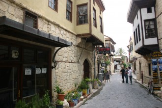 Gastronomie-Viertel in der Altstadt von Tarsus, Holzhäuser bestimmen das Bild, zwei Männer begrüßen sich mit einem Kuss