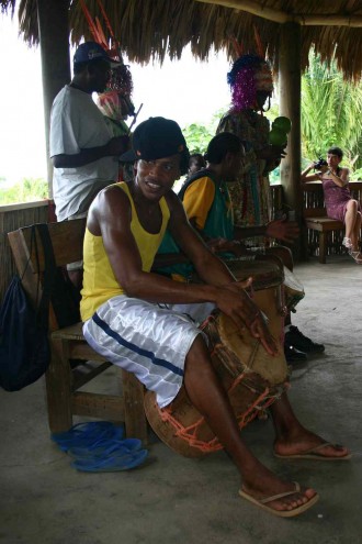 Garifuna-Trommler in einem Freilicht-Museum auf Roatán