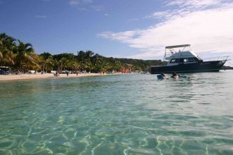 West Bay-Beach: Palmen gesäumtes Touristen-Zentrum auf Roatán
