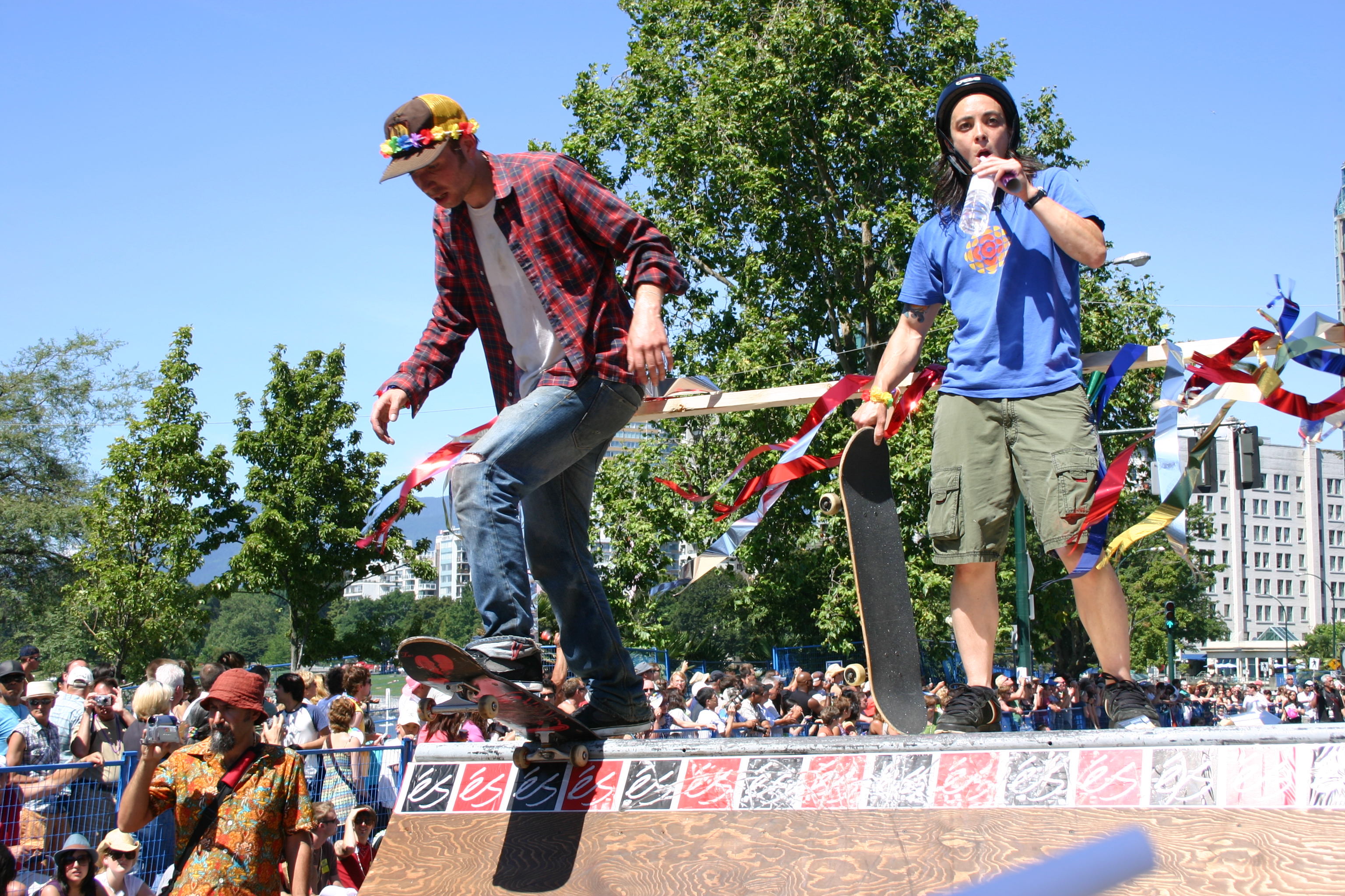 Skater auf einer Mini-Pipe, die beim Vancouver Pride auf einem Zugwagen aufgebaut worden ist
