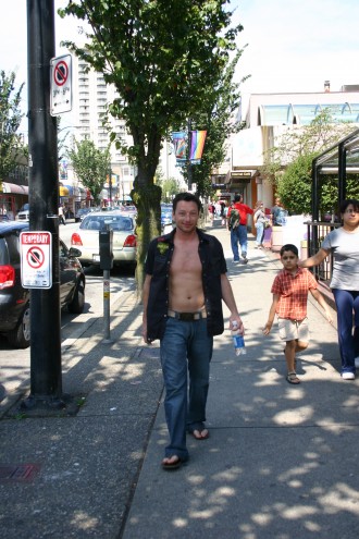 Mit offenem Hemd im Sommer: Bürger Vancouvers auf der Davie Street