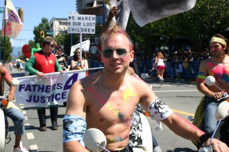 Kanada, Britisch Columbia (B.C.), Teilnehmer auf Motorrad beim Vancouver Pride