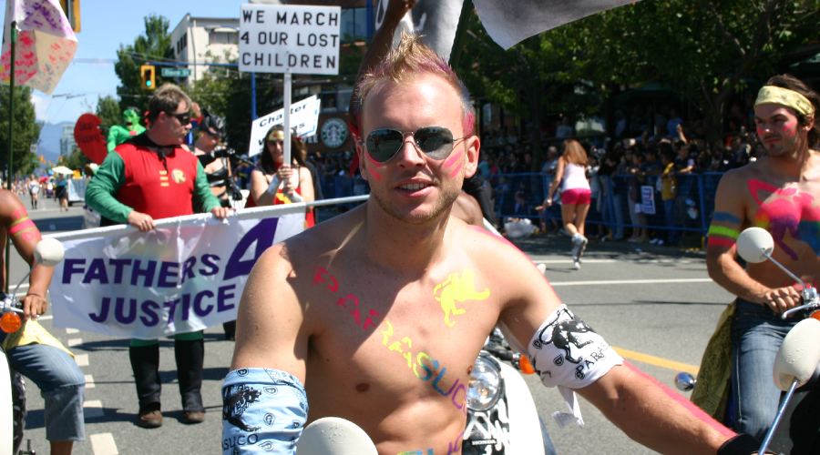Vancouver Pride-Teilnehmer auf Motorrad