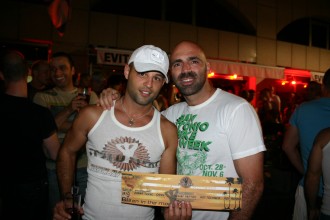 Gay Tel Aviv: Party-Flyer-Verteiler mit Kumpel vor der Evita Bar in Tel Aviv