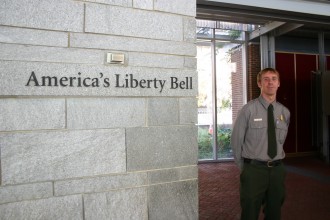 Liberty Bell Ranger im National Historical Park in Philadelpia