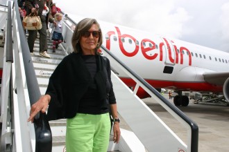 Claudia Rößler verlässt am Flughafen von Palma den Air Berlin-Flieger