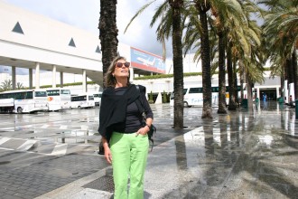 Längjährige Flugbegleiterin von Air Berlin lehnt sich in der Sonne an eine Palme: Claudia Rößler 