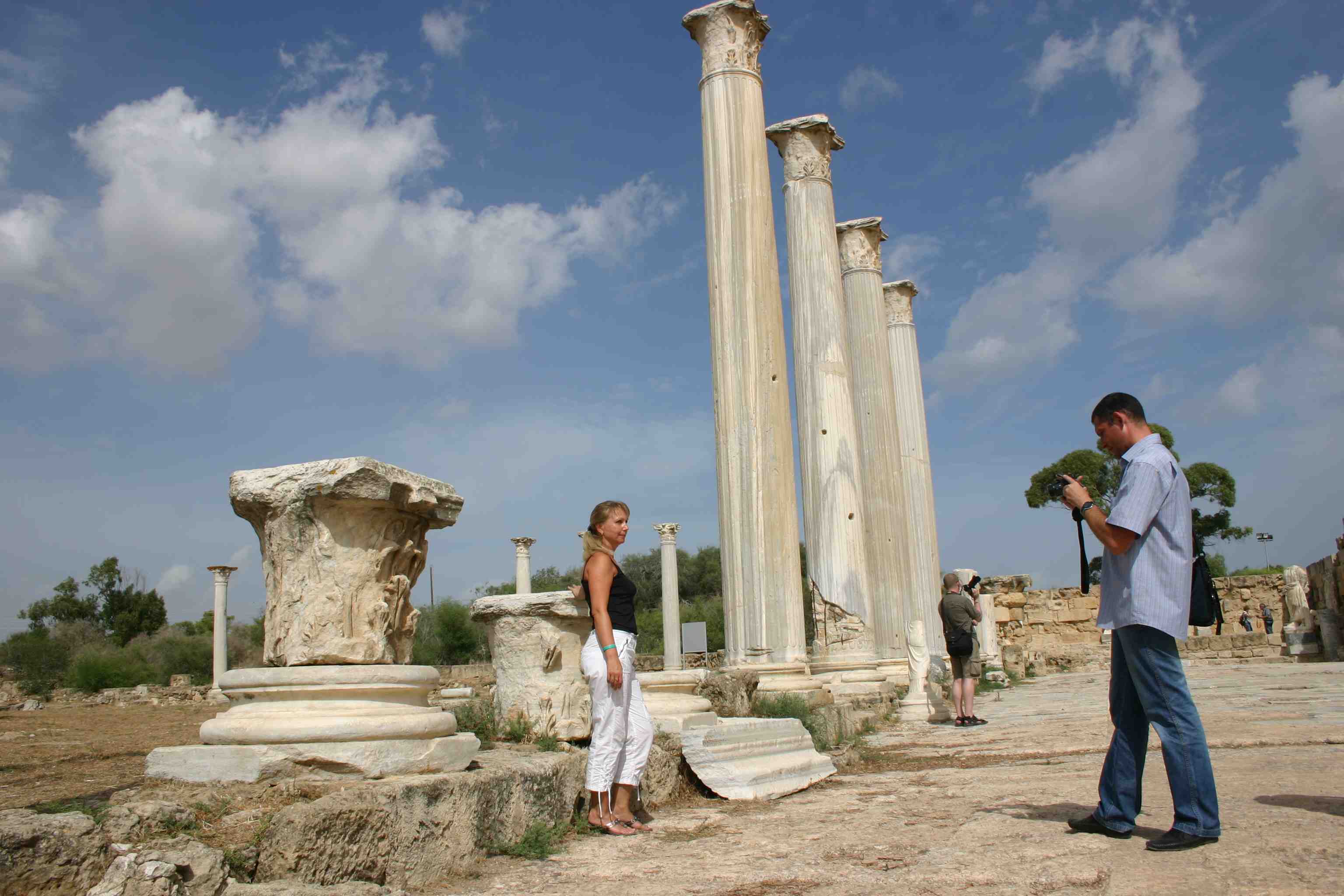 auf Nord-Zypern: Heterosexuelle Touristen bewegen sich frei und unverkrampft ;-) Säulen der antiken Stätten von Salamis auf Nord-Zypern