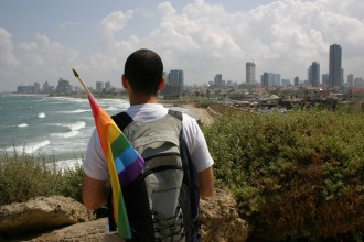 Gay Aktivist 2008 in Jaffa mit Blick auf auf die Skyline von Tel Aviv mit Strand, Foto: Robert Niedermeier
