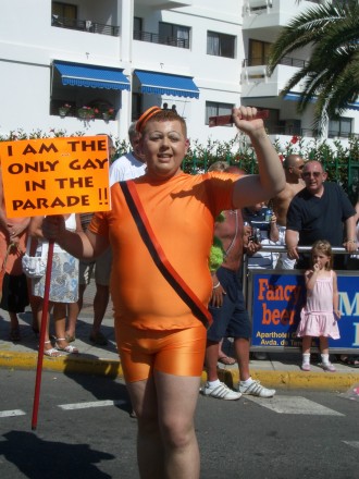 Mann beim Christopher Street day-Parade auf Gran Canaria
