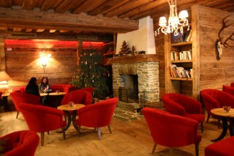 Die Lounge im Grossarler Hof: Rote Polsermöbel und schickes Design mit duftendem Holz