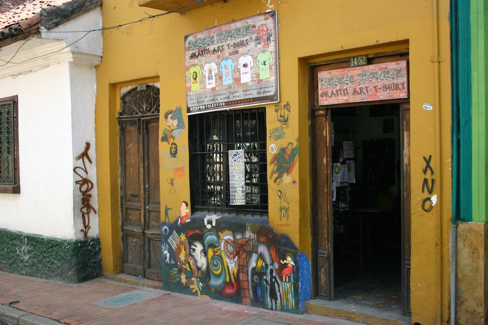 Batman küsst Robin auf einem Graffiti auf der entlang der Avenida Jiménez de Quesada