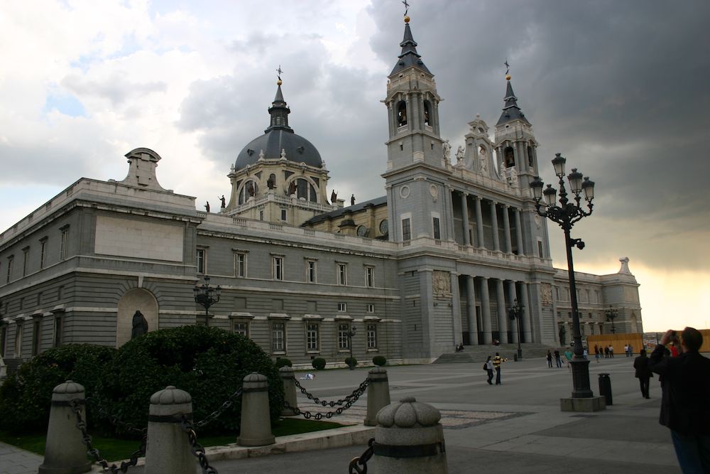 Die katholische Kathedrale Santa María la Real de La Almudena in Madrid