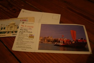 Als Postkarte zu nutzen, ist das Ticket für eine Bootsfahrt auf dem Pichola-See in Udaipur