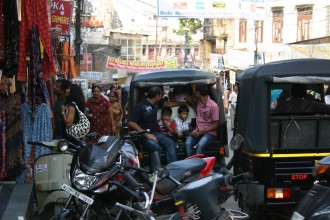 Udaipur Alltags-Verkehr und Touristen vor dem Stadtpalast