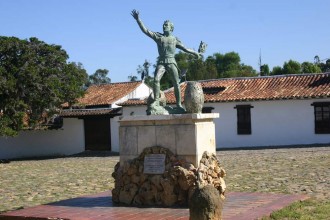Helden-Statue in Villa de Leyva stellt Nationalhelden Antonio Ricaurte dar