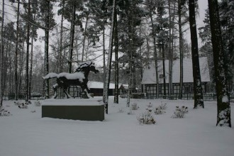 Die Pferd-Statue deutet an: Der Erbauer ist ein Pferdenarr