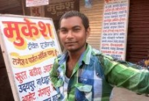 Mustafa arbeitet im Hotel Ruyale Inn im Stadtteil Andheri; hier an der Busstation nach Udaipur