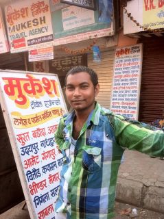 Busreise mit Reiseagentur Mushek: Mustafa arbeitet im Hotel Ruyale Inn im Stadtteil Andheri; hier an der Busstation nach Udaipur