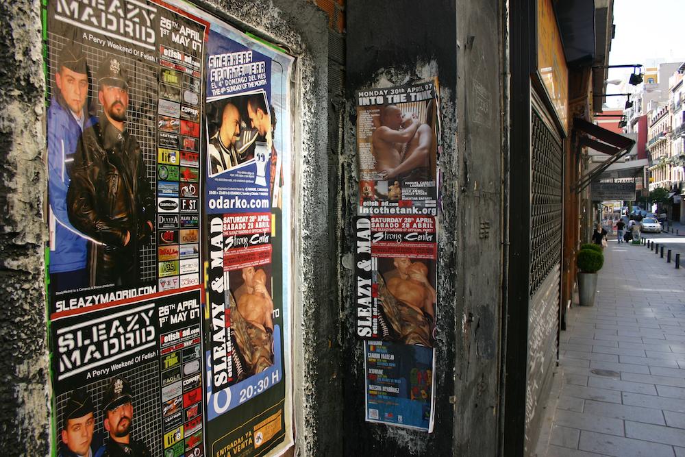 Tolerantes Umfeld ermöglich schrille Events: Plakate für schwule Fetisch-Partys im Kiez/ Veedel/ Viertel/ Barrio Chueca in Madrid