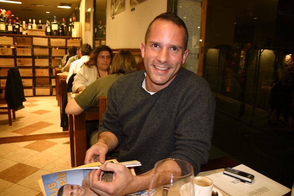 Hübscher schwuler Madrilene Im Restaurant Malacatin in Madrid