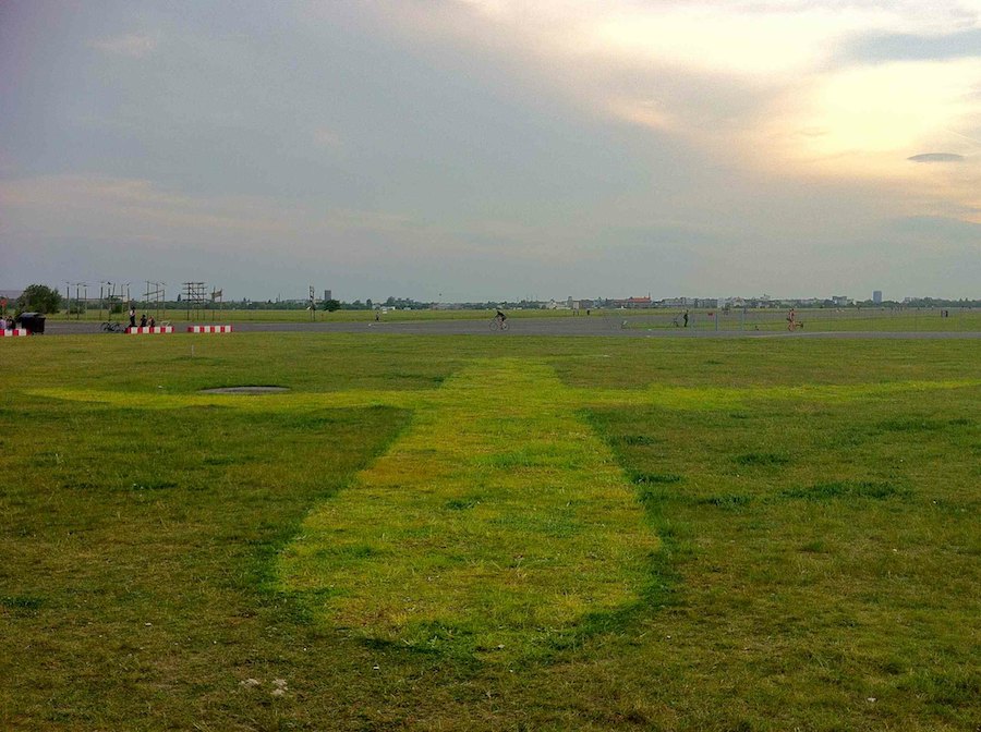 Flugzeug-Profil auf Rasen im Park Tempelhofer Freiheit 