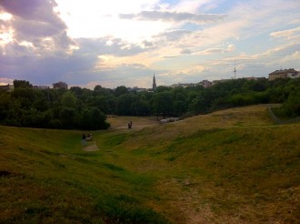 Blick vom Hügel im Görlitzer Park in Richtung Berlin Mitte