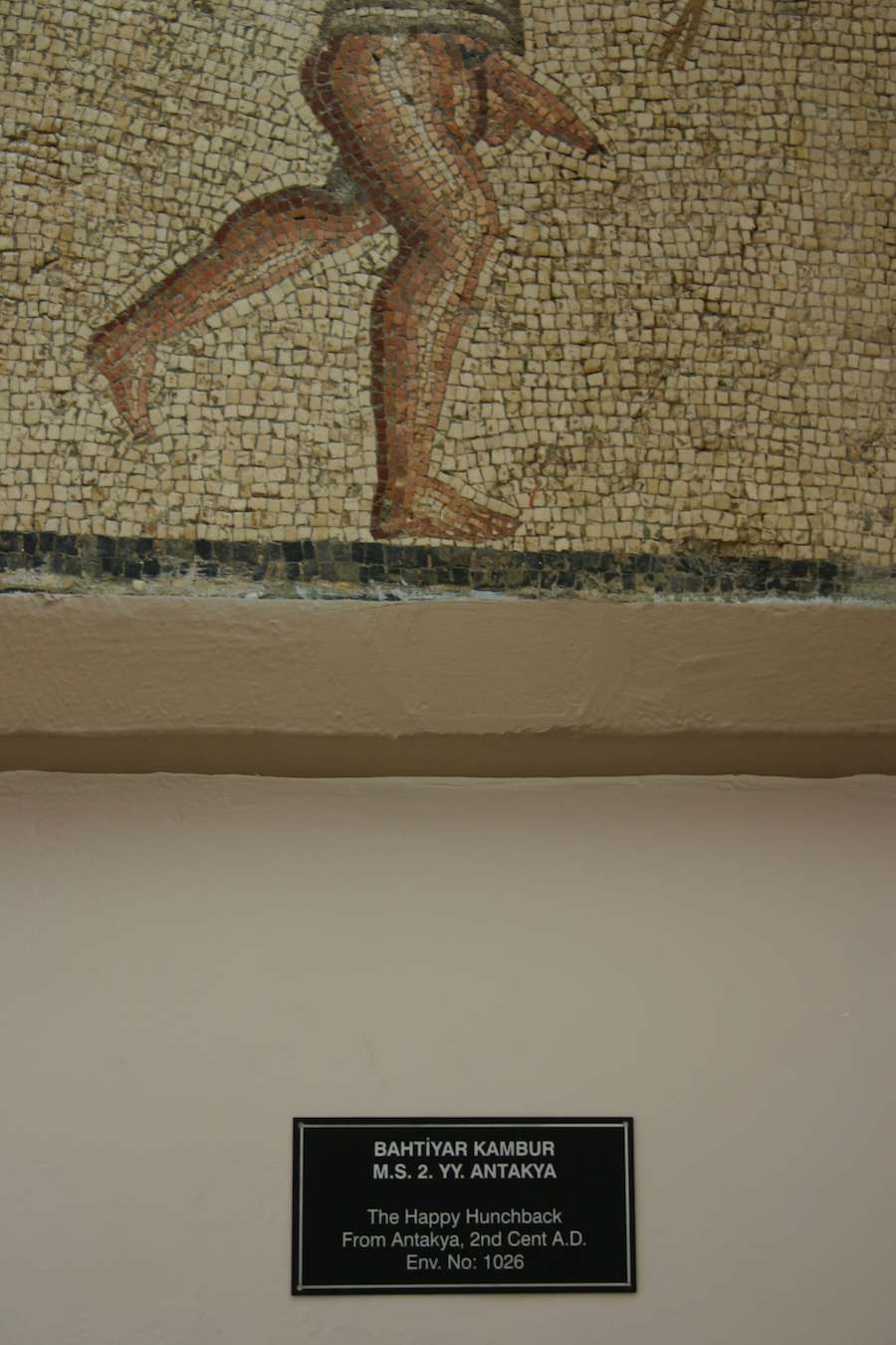 Mann mit Penis, Museum Antakya, Türkei,  Schild mit Beschriftung des Museums