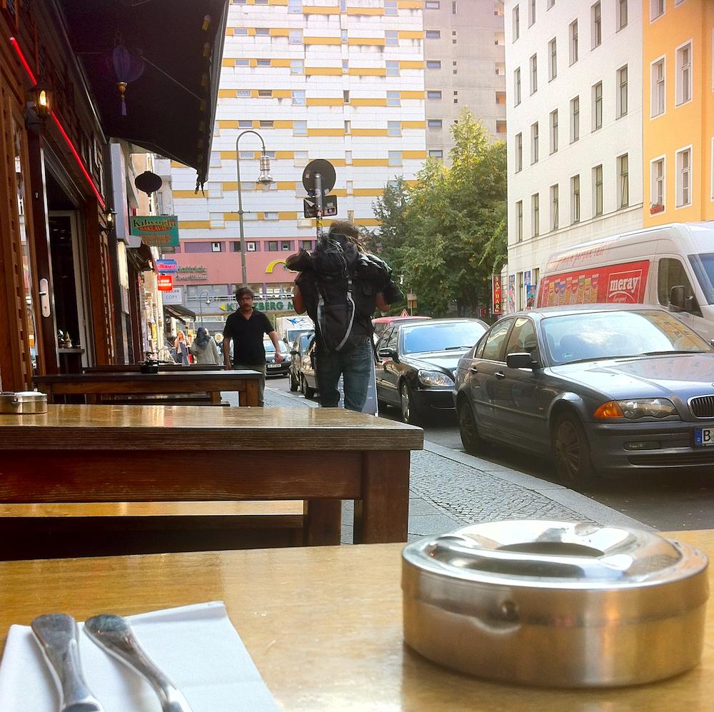 Blick zum Kotti auf der Orianienstraße im Restaurant Hasir