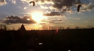 Drachen und Kiter in der Abendsonne am 19. September 2012
