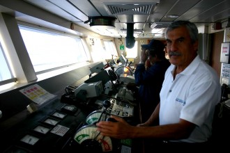 Kapitän auf der Brücke der Santa Cruz: Eduardo N. trägt die Verantwortung für 61 Bordmitglieder und knapp 100 Passagiere. Seit fast 30 Jahren mit Bravour