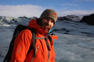 Bergführer Adalstein führt Island-Touristen sicher übers Wasser, über tiefgefrorenen Gletscherwassermassen selbstredend