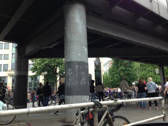 Im Vorbeifahren beobachtet von Torsten: Hunderte solidarisch mit Occupy Istanbul am Kotti (Berlin)