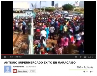 (Caracas, 9 de junio. Noticias24).- Las imágenes muestran a cientos de personas a las afueras del supermercado Bicentenario, antiguo Éxito, en la Circunvalación 2 de Maracaibo, quienes corren desesperadamente para adquirir los productos de primera necesidad.