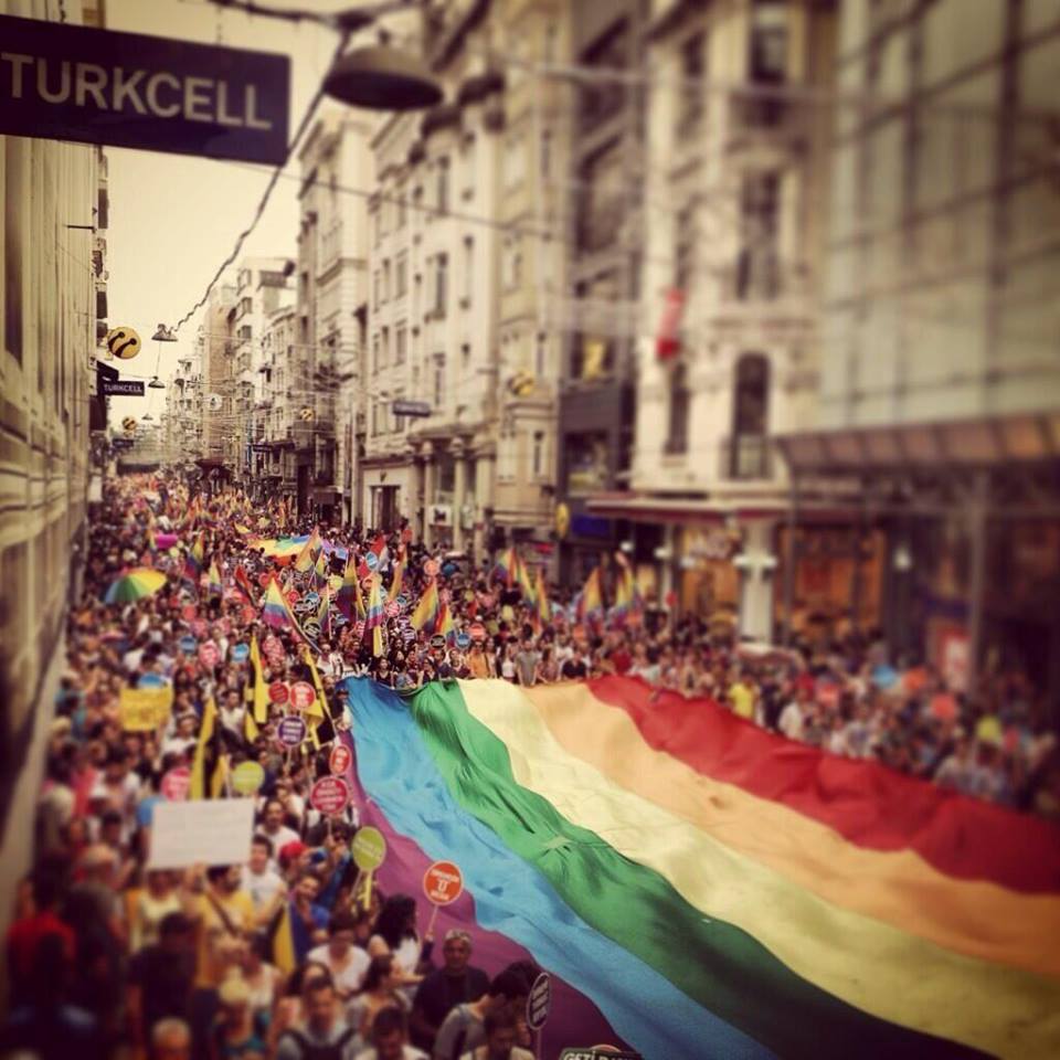 #Resistance Istanbul LGBT Pride -today! Gezi Parkı ruhuyla, bu sene her zamankinden daha da kalabalık gerçekleşen #LGBT Onur Yürüyüşü Taksim'de devam ediyor. #direnayol  Thousands of colorfully dressed people marching down Taksim Istiklal Street to mark #LGBT Pride with #gezipark protestors.