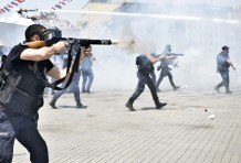 Polizisten gehen mit Tränengas-Granaten gegen Bürger in Istanbul vor
