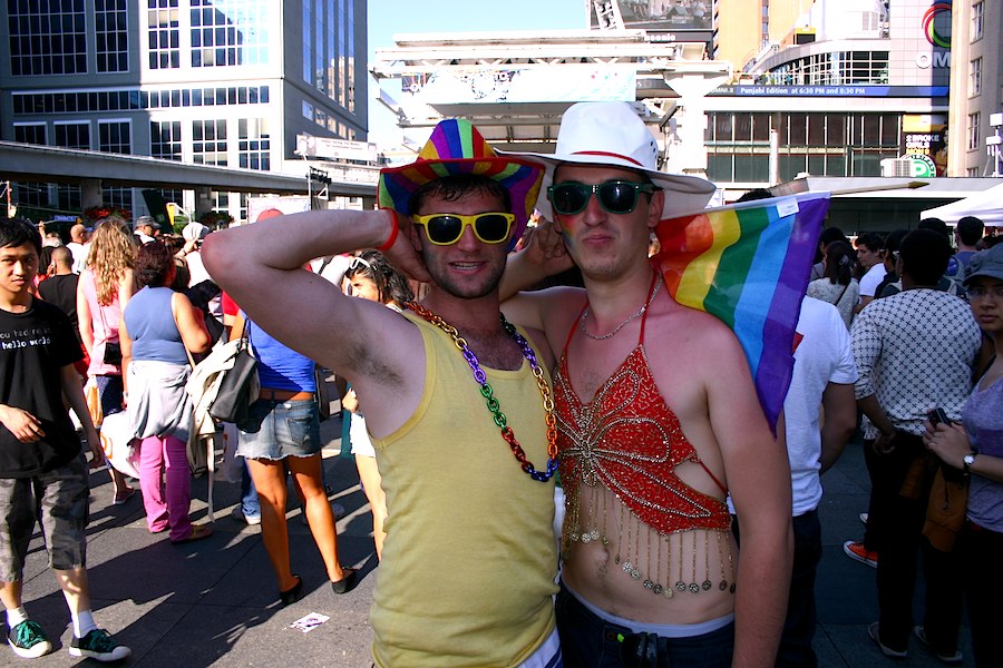 Bisexuellle junge Männer im queer Outfit