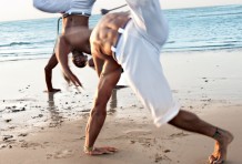 Capoeira-Tänzer in Salvador da Bahia Begleitet von Trommelschlägen wird in den belebten Straßen von Salvador da Bahia an fast jeder Ecke Capoeira getanzt. Salvador ist die Wurzel des tänzerischen Zweikampfs, der während der Kolonialzeit von afrikanischen Sklaven als Verteidigungskunst erfunden wurde und heute Touristen in seinen Bann zieht. Das akrobatische Zusammenspiel von Angriff und Abwehr wird in zahlreichen Capoeira-Schulen der drittgrößten Stadt Brasiliens unterrichtet. Seit einigen Jahren wird Capoeira auch in unseren Breiten immer beliebter.