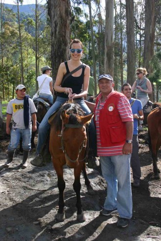 Kolumbien, Cocora-Tal: Marino Toro Ospina hilft Touristen aufs Pferd