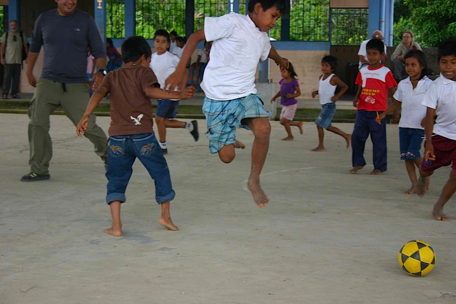 Fussballspielen: Manatee-Guide Pedro spielt mit