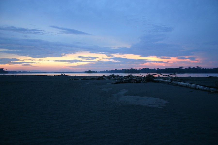Lila Wolken: Napo-Flussinsel aus Sedimenten am Rande des Yasuni-Nationalparks