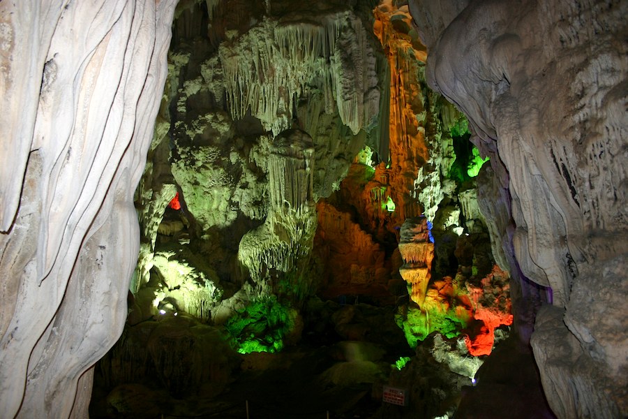 Die Thieng Cung-Tropfsteinhöhle wird künstlich illuminiert, das vertrieb die Fledermäuse