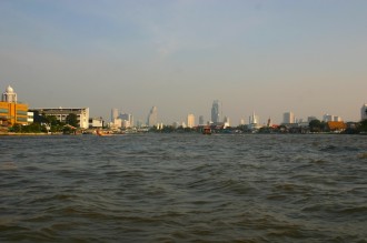 Smog über Bangkok, Kathedralen des Kapitals aus Stahl, Beton und Glas können nicht darüber hinwegtäuschen, dass Bangkok ein Smog-Problem hat